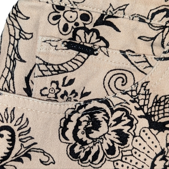 St.John Velvet Floral Paisley High Rise Jeans..Size 12 - Picture 3 of 9